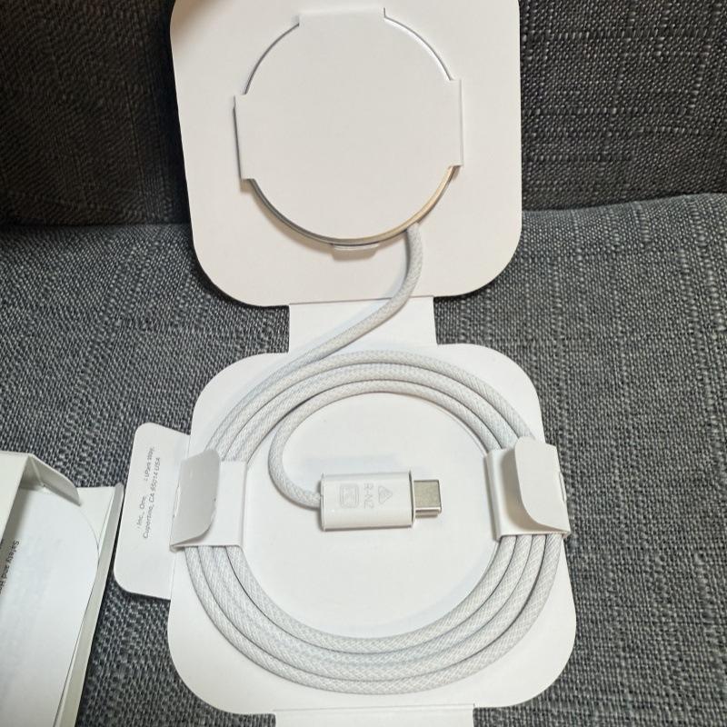 25W PD Braided Charger - In Use