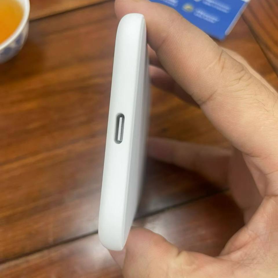 iPhone Air MagSafe Power Bank - Detail View